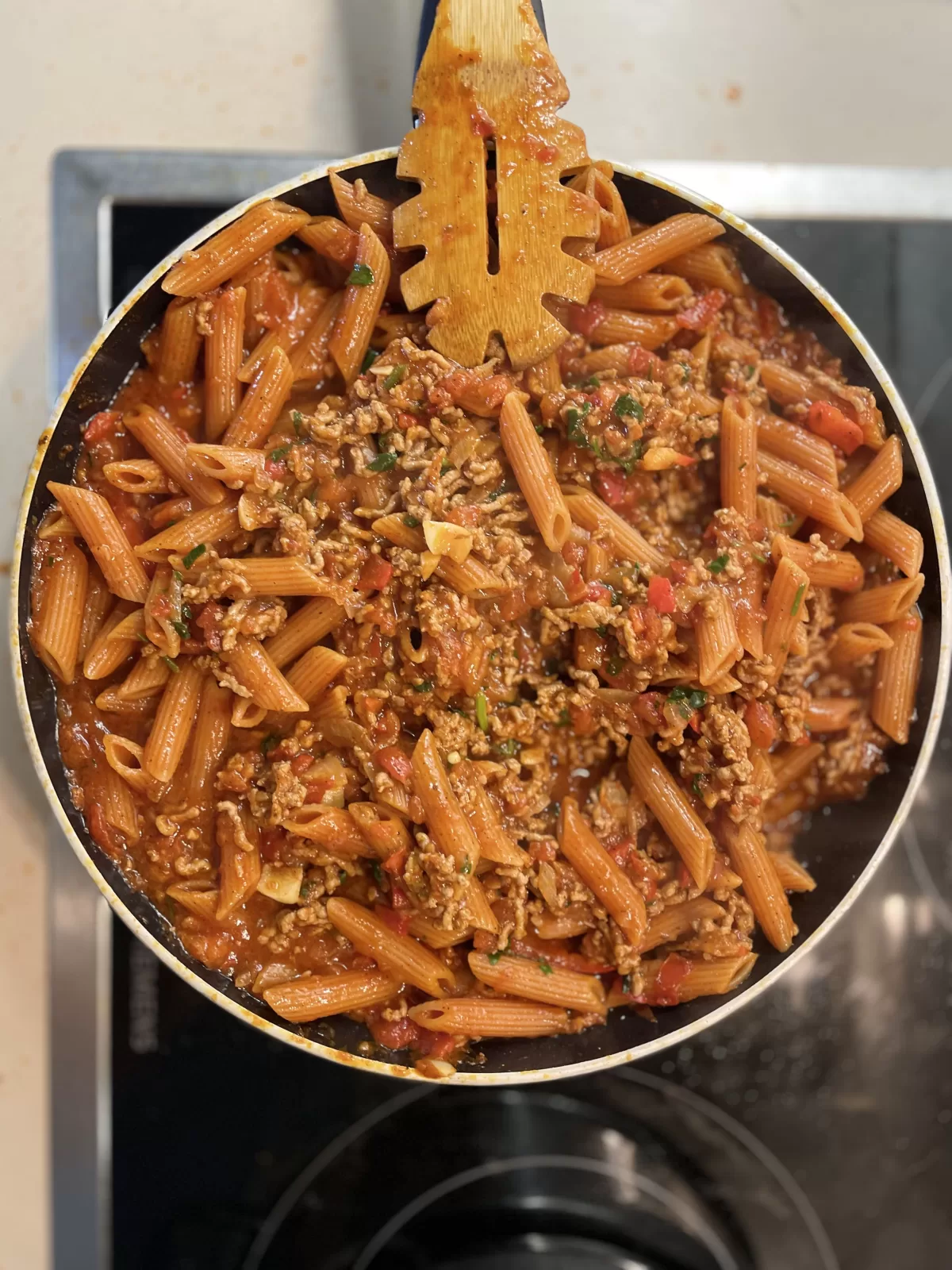 Mixing the pasta with the sauce