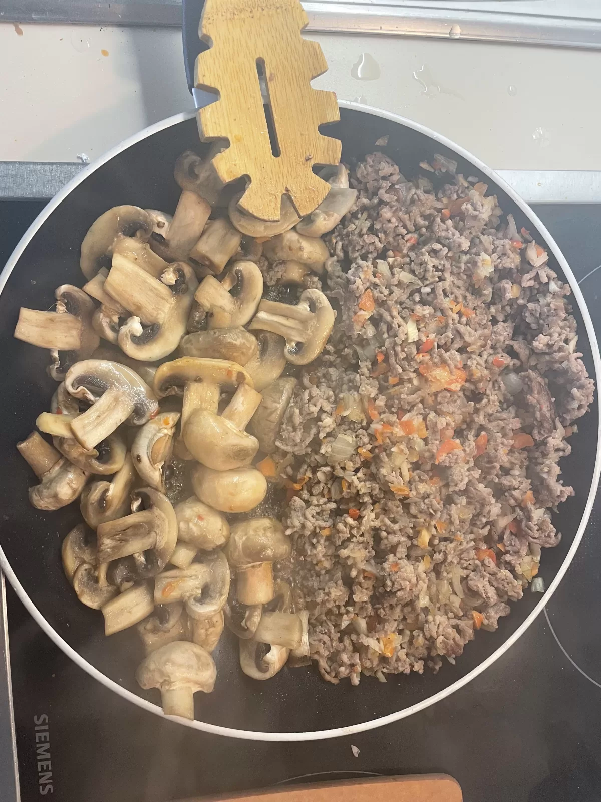 Added the ingredients after meat according to the recipe